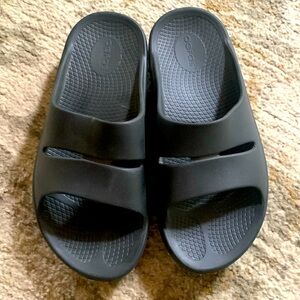 Oofos recovery slides Men’s 5/Women’s7. Brand new!